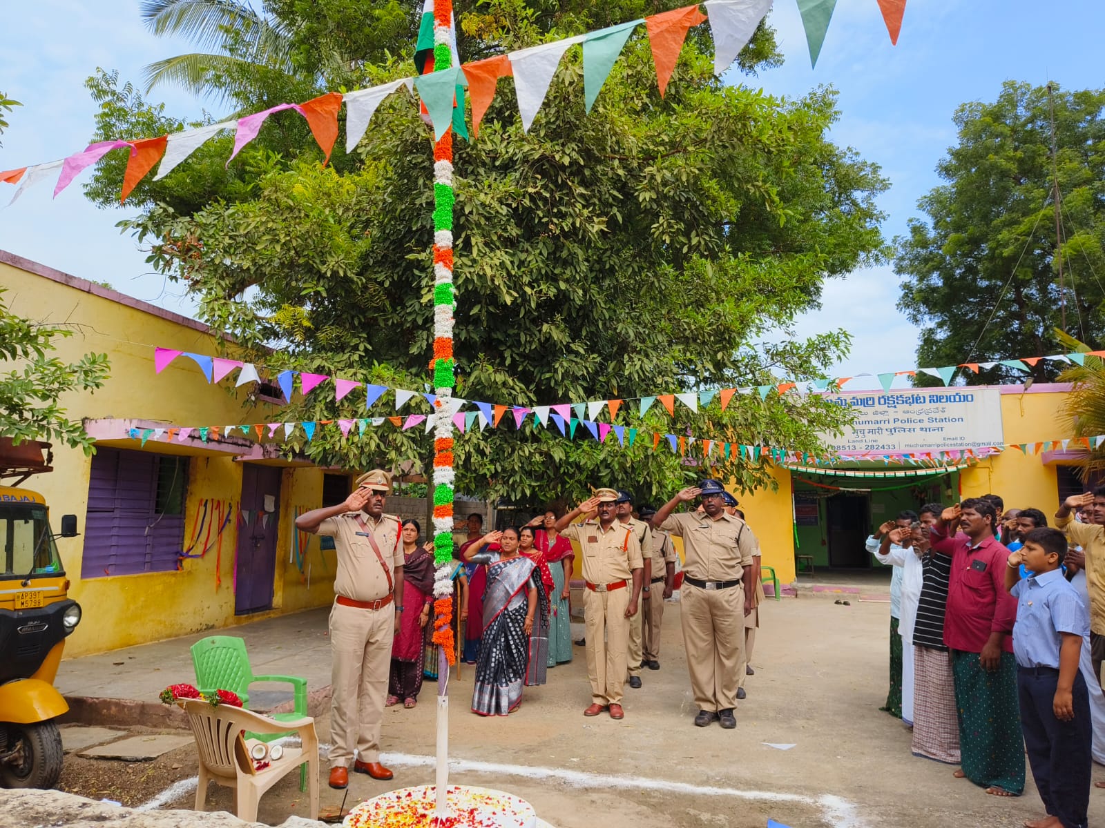 జెండా ఎగరేసి వందనం చేస్తున్న ఎస్సై నాగార్జున, పోలీస్ సిబ్బంది