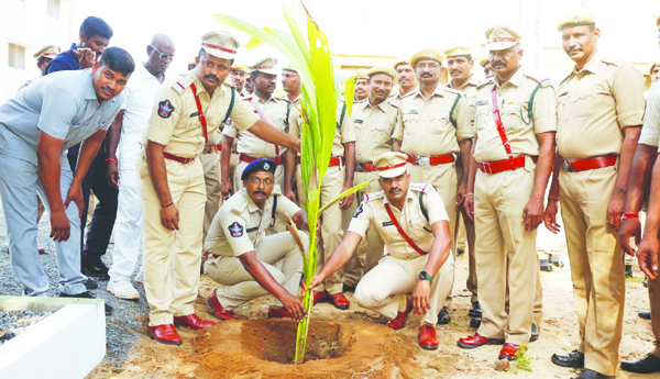 పోలీస్‌ కార్యాలయం ఆవరణలో 'నా మట్టి-నా దేశం'
