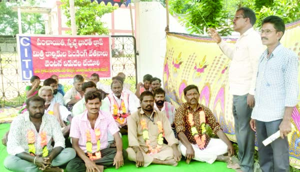   గ్రీన్‌అంబాసిడర్ల రిలే నిరాహార దీక్ష
