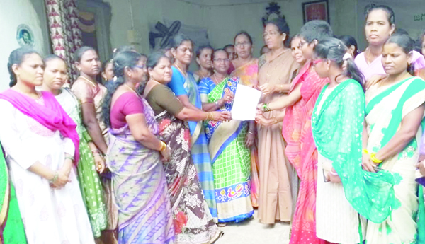  అంగన్వాడీల సమస్యలపై ఎమ్మెల్యేకు వినతి