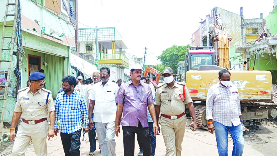 రోడ్డు విస్తరణ పనులను పరిశీలించిన ఎమ్మెల్యే