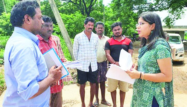 ఇద్దరు బిఎల్‌ఒలకు షోకాజు నోటీసులు