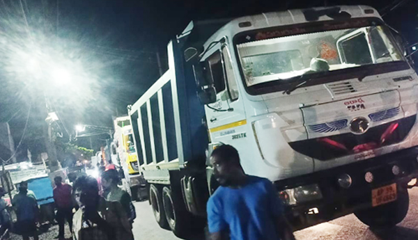 పోర్టు వాహనాలు అడ్డగింత