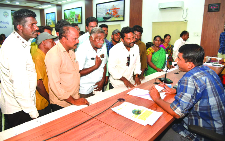 అనుమతుల్లేని ప్రయివేటు టౌన్‌ బస్సులు నియంత్రించాలని వినతి