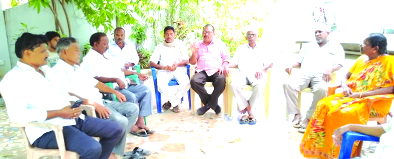 భూసేకరణ చట్టం ప్రకారం రైతులకు నష్టపరిహారం చెల్లించాలి