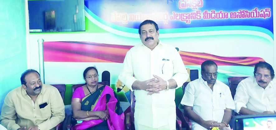 సమావేశంలో మాట్లాడుతున్న దేవినేని మల్లిఖార్జునరావు