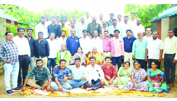 పూర్వ విద్యార్ధుల సందడి