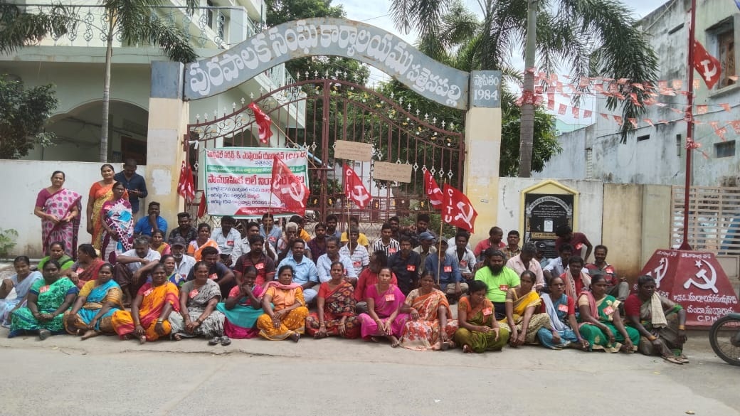 పనికి తగ్గ జీతం అడిగినందుకు అరెస్టు