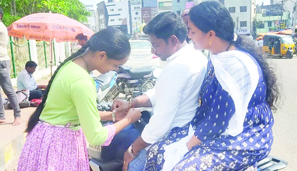 ఎస్‌ఎఫ్‌ఐ ఆధ్వర్యంలో రక్షాబంధన్‌