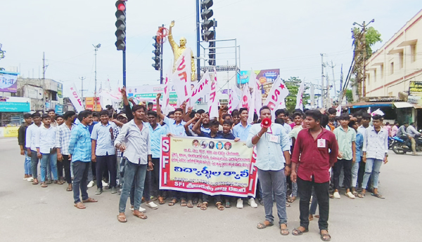 వైద్య విద్యను పేదలకు దూరం చేసేందుకు కుట్ర