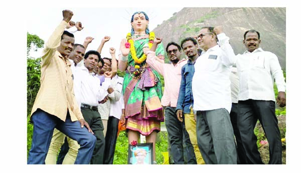 అడవి తల్లికి పాలాభిషేకం