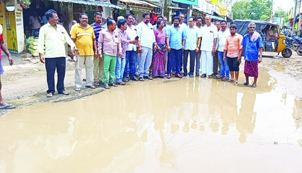 గోతులు కూడా పూడ్చలేని చేతకాని ప్రభుత్వం