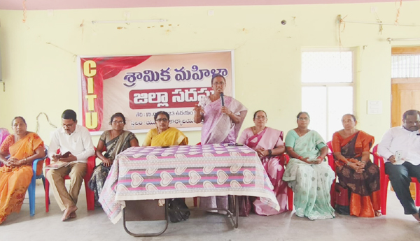 శ్రామిక మహిళల సమస్యలు పరిష్కరించాలి