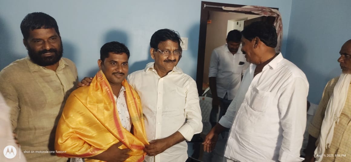 వార్డ్‌ మెంబర్‌కు అభినందనలు