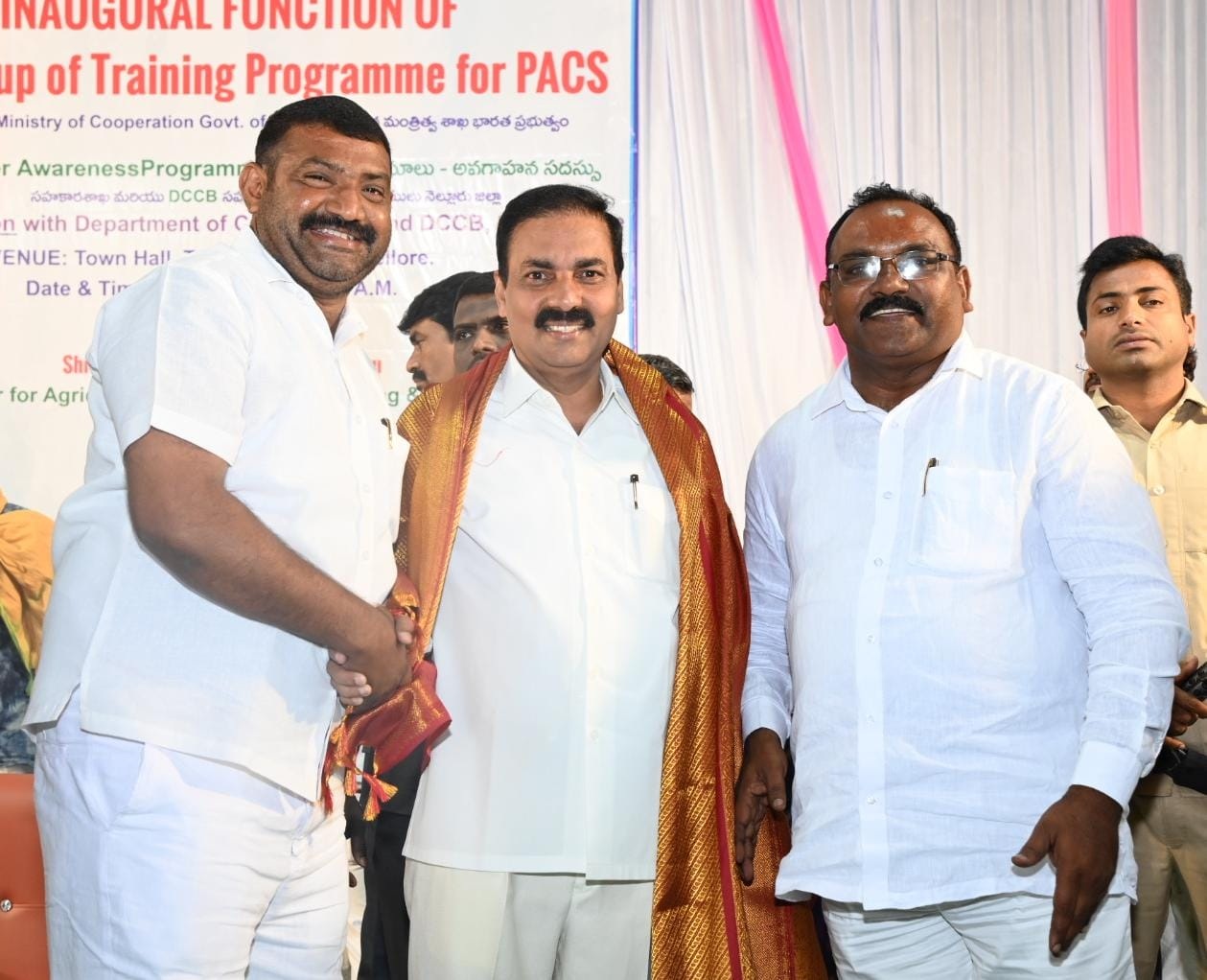మంత్రి కాకాణిని కలిసిన రామిశెట్టి