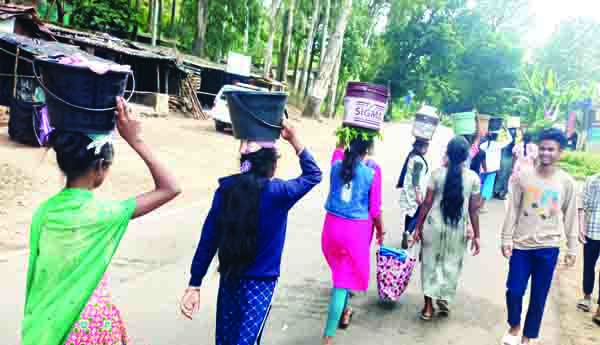 కాల కృత్యాలకు రోడ్డుకెక్కిన విద్యార్థినిలు