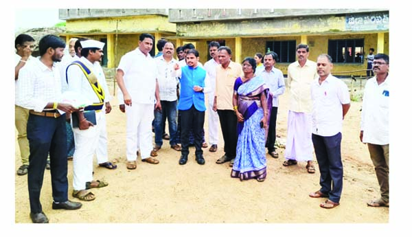 ఆక్రమణలపై సబ్‌ కలెక్టర్‌ ఆరా