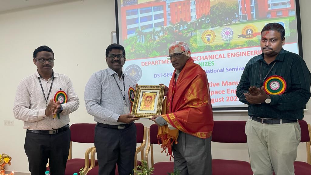 జ్ఞాపికను అందిస్తున్న ప్రిన్సిపల్‌ సుధాకర్‌ రెడ్డి 