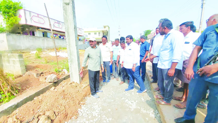 ఇప్పటంలో అభివృద్ధి పనుల పరిశీలన