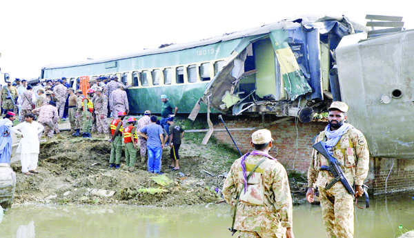 Train-derailed-in-Pakistan-33-dead-80-injured