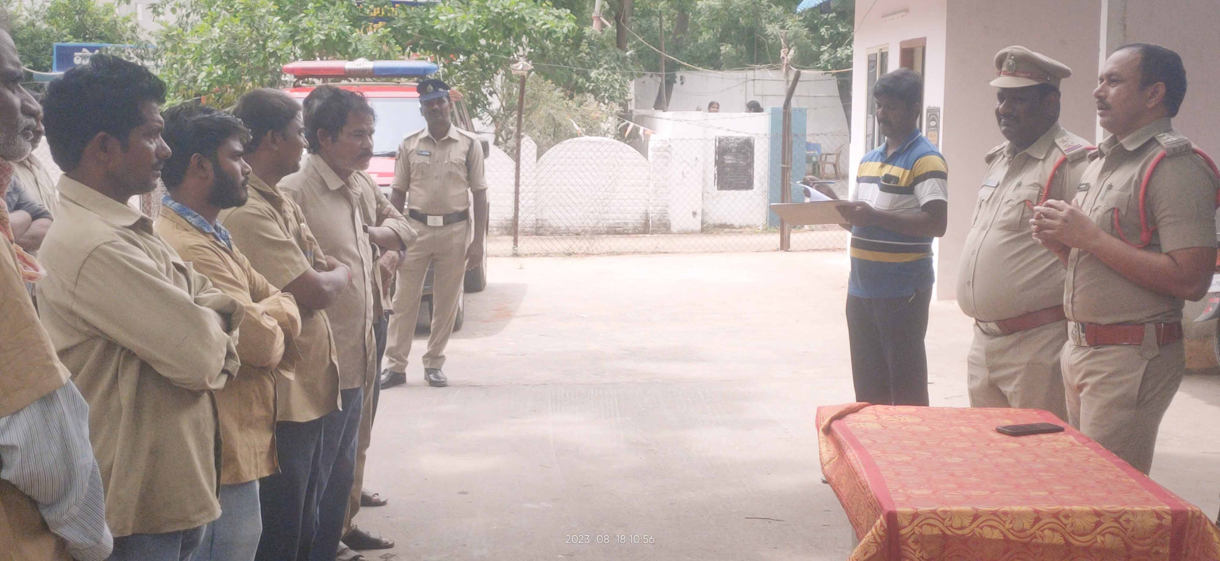 ఆటో డ్రైవర్లకు సిఐ సూచనలు