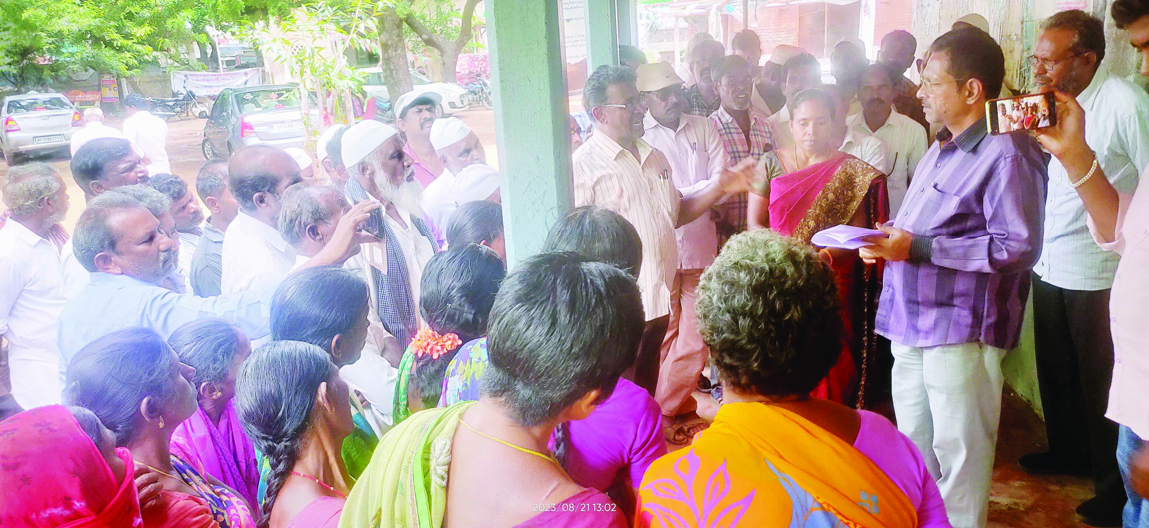 పేదల భూములు వారికే ఇవ్వాలి