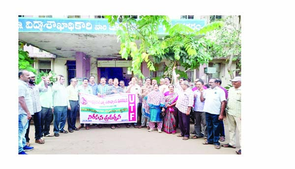 వేతనాల కోసం ఎదురుచూపులు