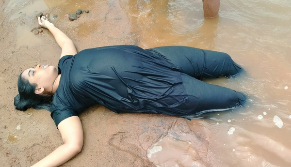 మహిళా వాలంటీరు ఆత్మహత్య