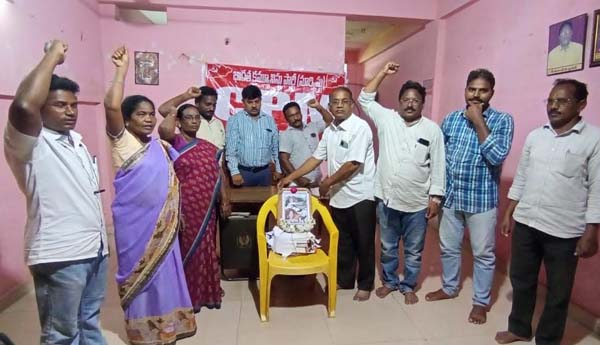 విద్యుత్‌ అమరవీరుల స్పూర్తితో ఉద్యమిద్దాం