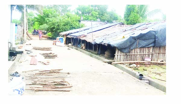 పక్కా ఇళ్ల కోసం ఏళ్లుగా ఎదురుచూపులు