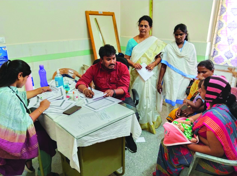 చిన్నారులకు వైద్య పరీక్షలు