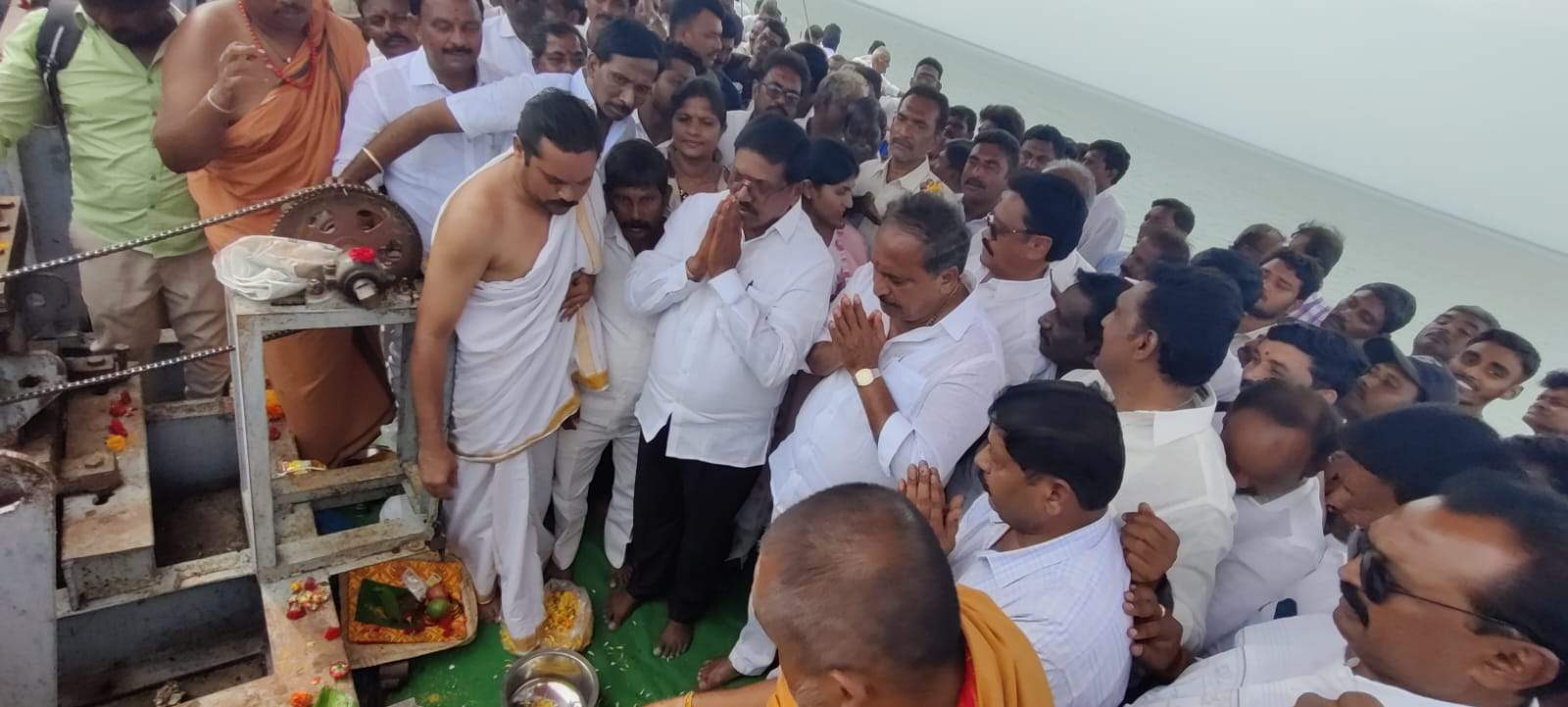 తెలుగు గంగ గేటు ఎత్తి దిగువకు నీటి విడుదల చేస్తున్న ఎంపీ, ఎమ్మెల్యే