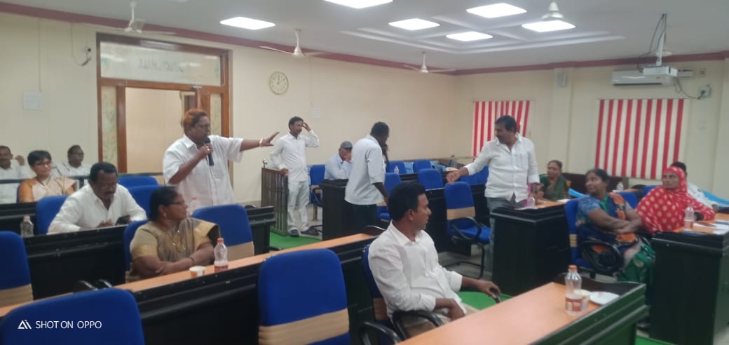 వాలంటీర్లు, ఉద్యోగులు పని చేయడం లేదు