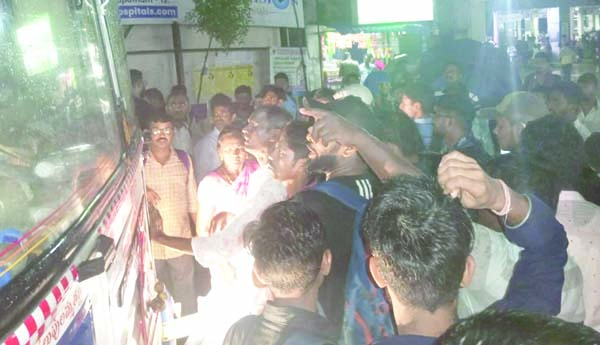 బస్సుల్లేక ప్రయాణికుల ఆందోళన