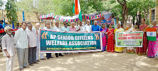 హర్‌ ఘర్‌ తిరంగా సంబరాలుర్యాలీ నిర్వహిస్తున్న సీనియర్‌ సిటిజన్స్‌