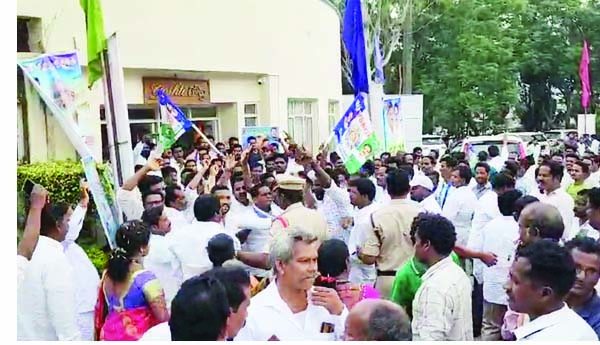 వైసిపిలో భగ్గుమన్న విభేదాలు