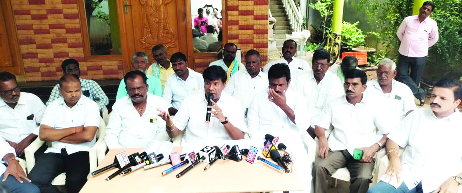 సమావేశంలో మాట్లాడుతున్న మాజీ ఎమ్మెల్యే బీవీ