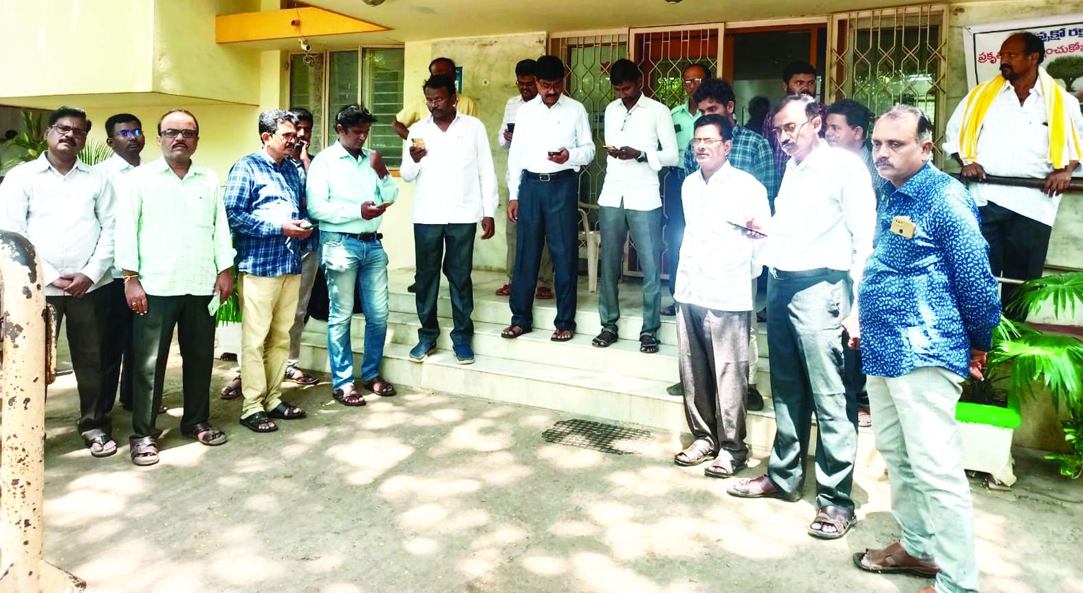 భోజన విరామ సమయంలో నిరసన తెలుపుతున్న ఎల్‌ఐసి ఉద్యోగులు