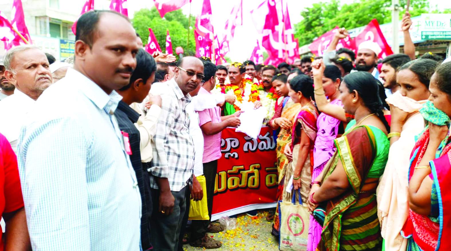 సిపిఎం జిల్లా కార్యదర్శి గౌస్‌ దేశాయికి వినతిపత్రం అందిస్తున్న యుటిఎఫ్‌ నాయకులు
