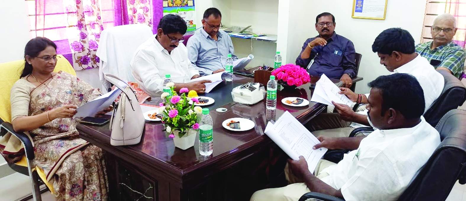 సమావేశంలో మాట్లాడుతున్న అధికారులు