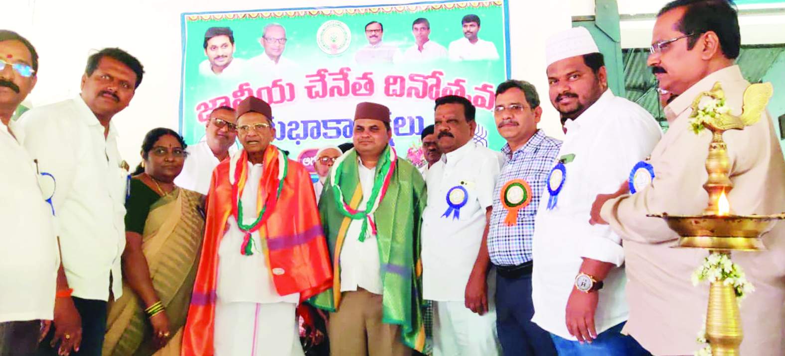 ఎమ్మెల్యేను సన్మానిస్తున్న నాయకులు