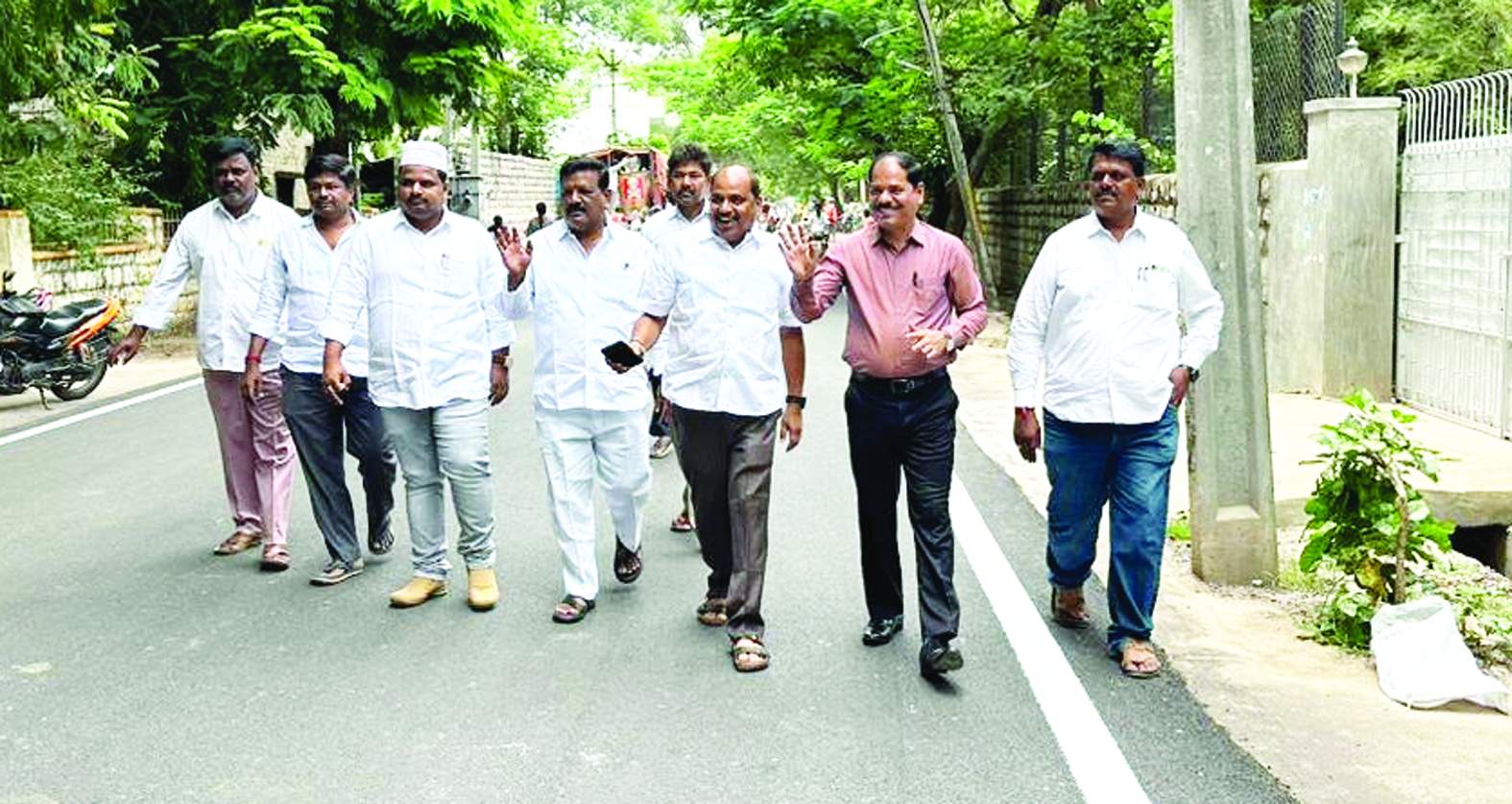 రోడ్లను పరిశీలిస్తున్న జగన్మోహన్‌ రెడ్డి