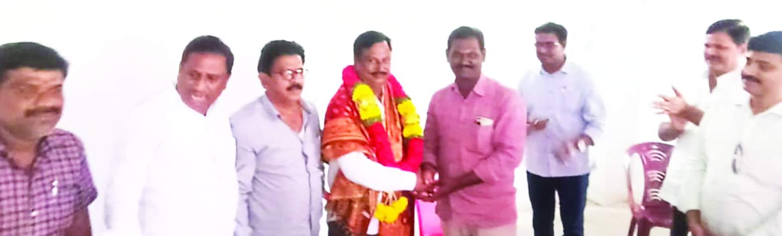 ఖాజాను సన్మానిస్తున్న ఫర్టిలైజర్‌ యజమానులు