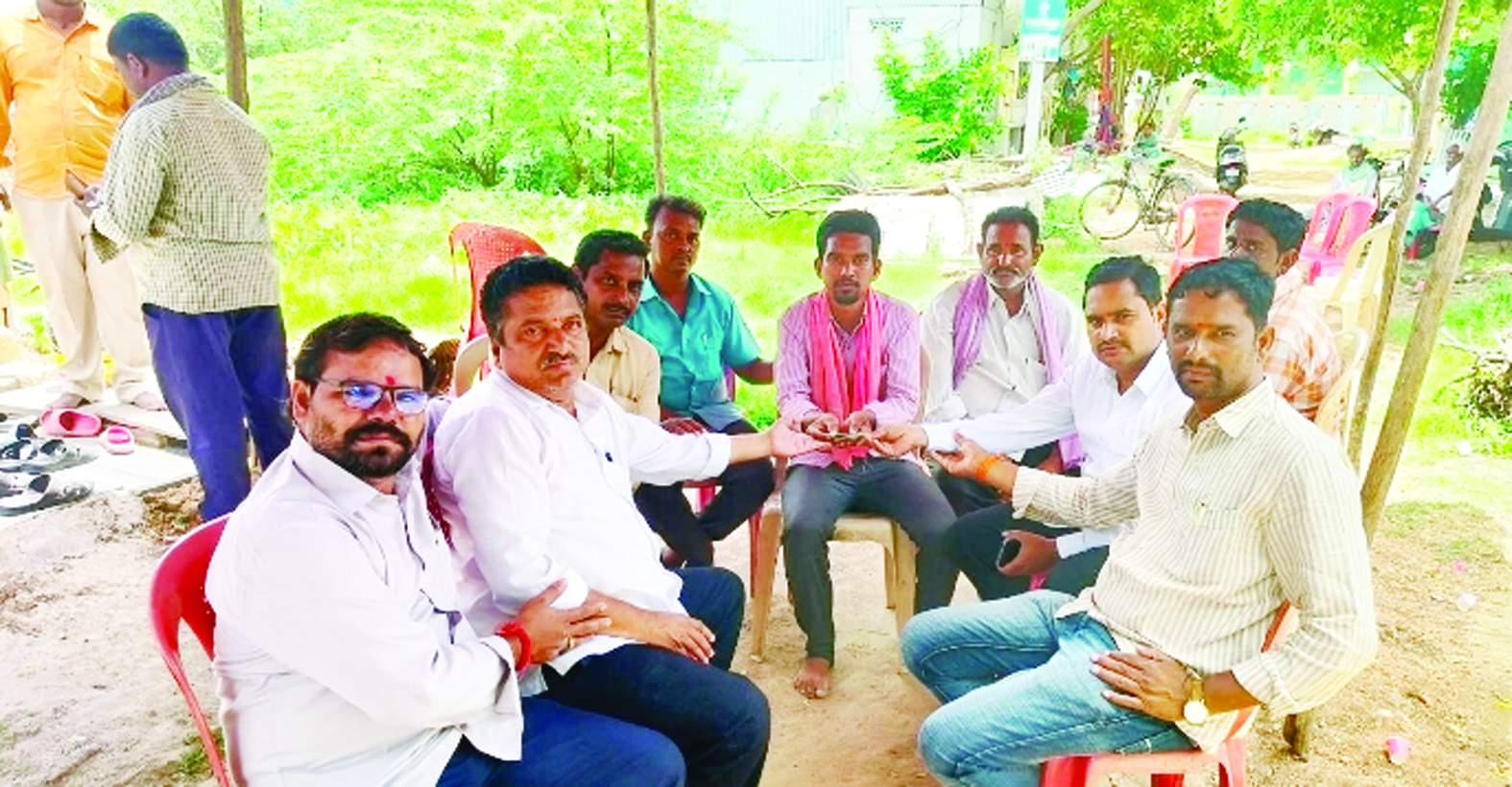 ఆర్థిక సాయం చేస్తున్న సంఘం నాయకులు