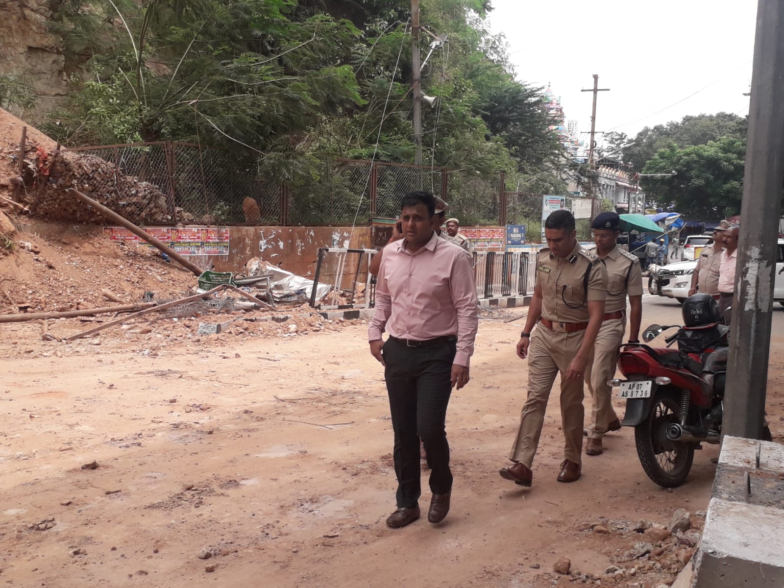 దుర్గగుడి వద్ద కొండ రాళ్లు తొలగింపు ప్రాంతాన్ని పరిశీలించిన సిపి