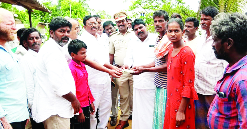 బాధిత కుటుంబానికి ఆర్థికసాయం అందిస్తున్న ఎమ్మెల్యే కోనేటి ఆదిమూలం