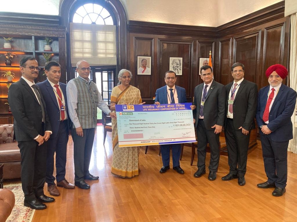 కేంద్రానికి ఎల్‌ఐసి రూ.1831 కోట్ల డివిడెండ్‌-మంత్రి సీతారామన్‌కు అందించిన సంస్థ