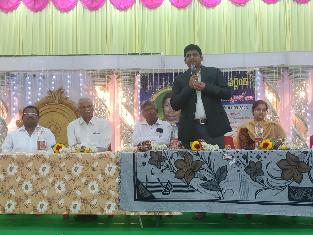 వైద్యశిబిరంలో మాట్లాడుతున్న మురళీకృష్ణ