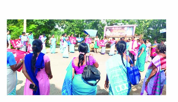 ప్రభుత్వ నిర్బంధానికి నిరసనగా మానవహారం