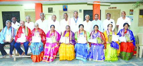 ఉపాధ్యాయులను సత్కరిస్తున్న దృశ్యం